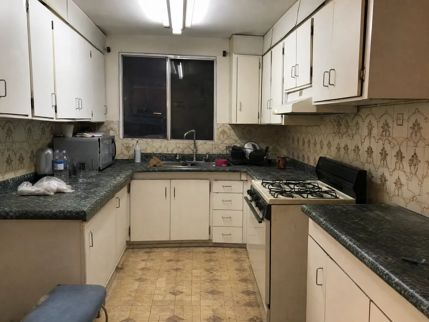 Dated kitchen before applying a style