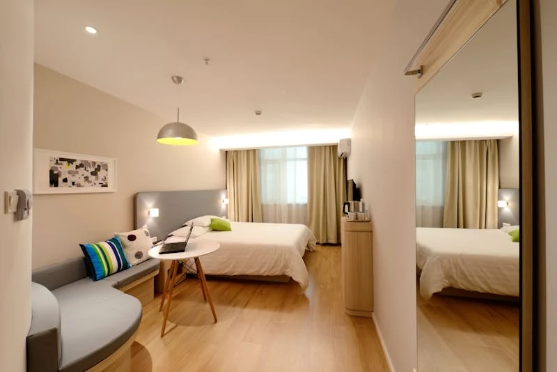 A neutral bedroom, the starting point for AI-suggested directions in idori